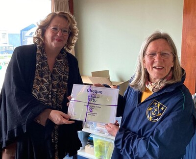 liesbeth-wethouder-cheque